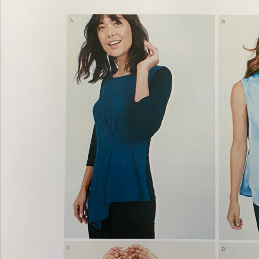 Color block front pleat top - Picture 8 of 8
